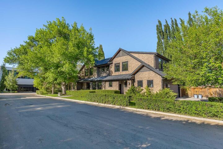239 37 Avenue SW — photo 1