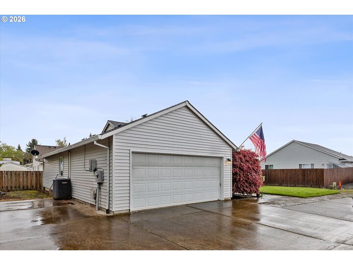 Property Photo:  708 Bell St  OR 97114 