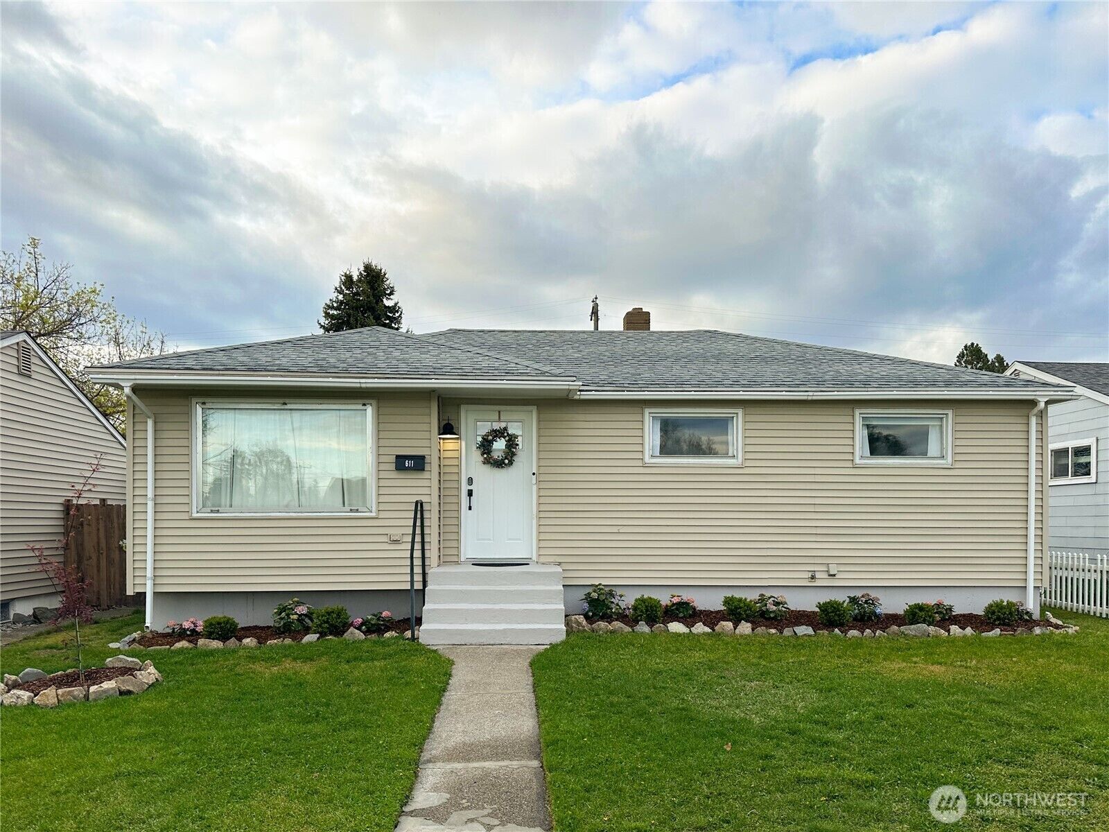 Property Photo:  611 E Joseph Avenue  WA 99208 