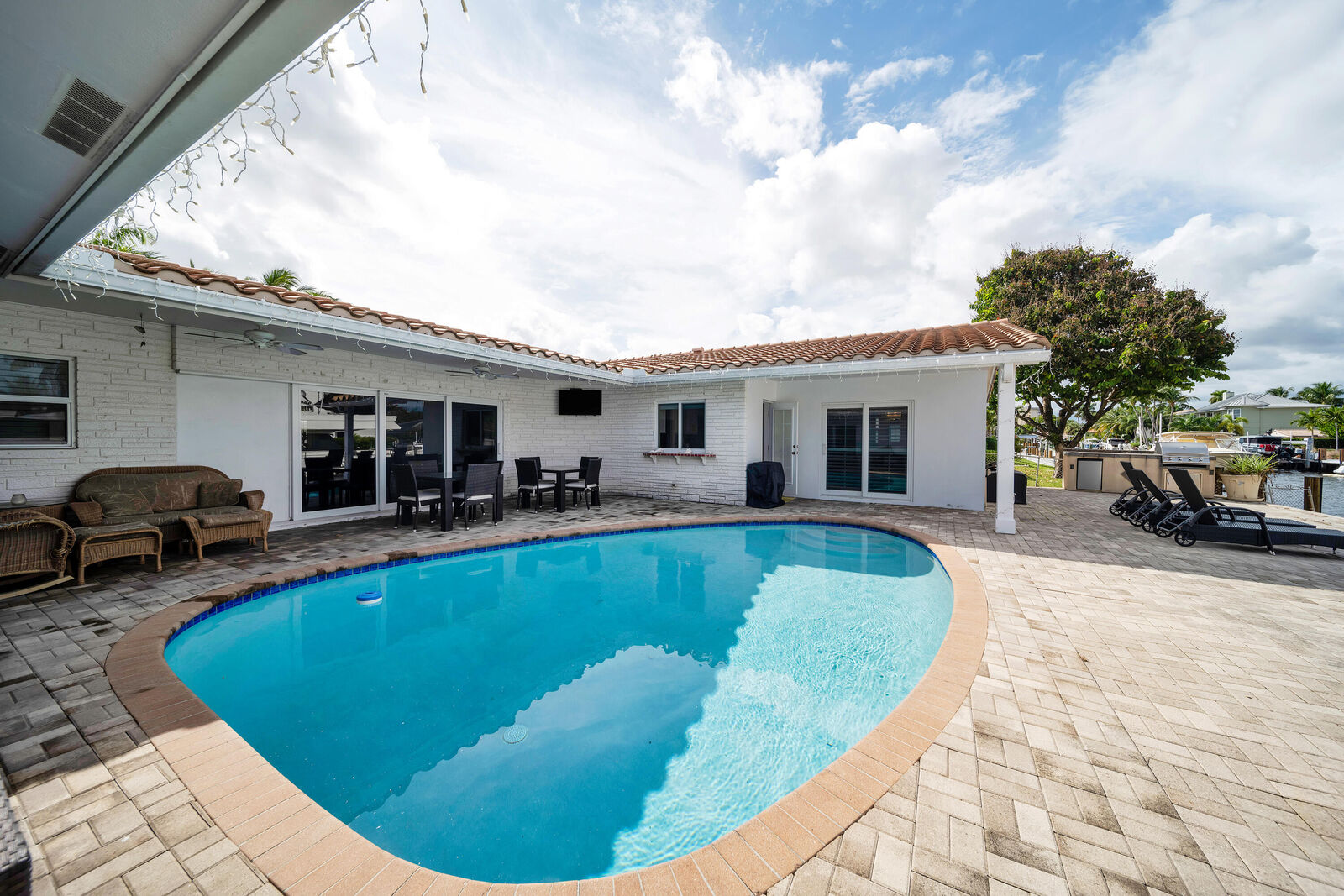 Property Photo:  2401 SE 8th Court  FL 33062 