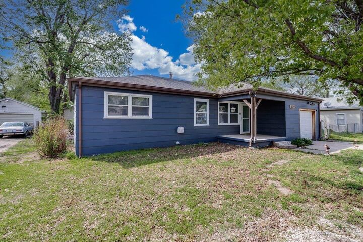 Property Photo:  1215 N Logan St  KS 67114-2343 