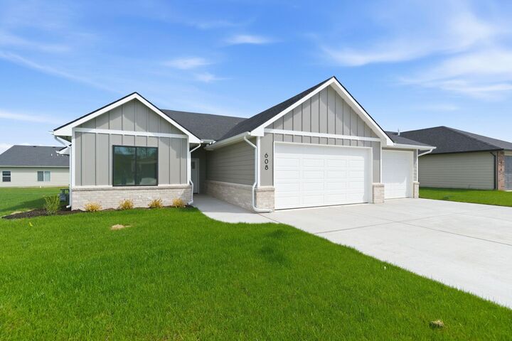 Property Photo:  608 E Elmwood St  KS 67147-1124 