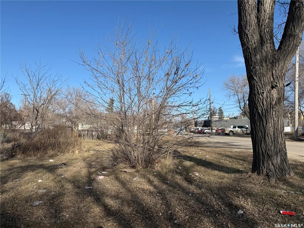 Property Photo:  1459 Edward Street  SK S4T 4M9 
