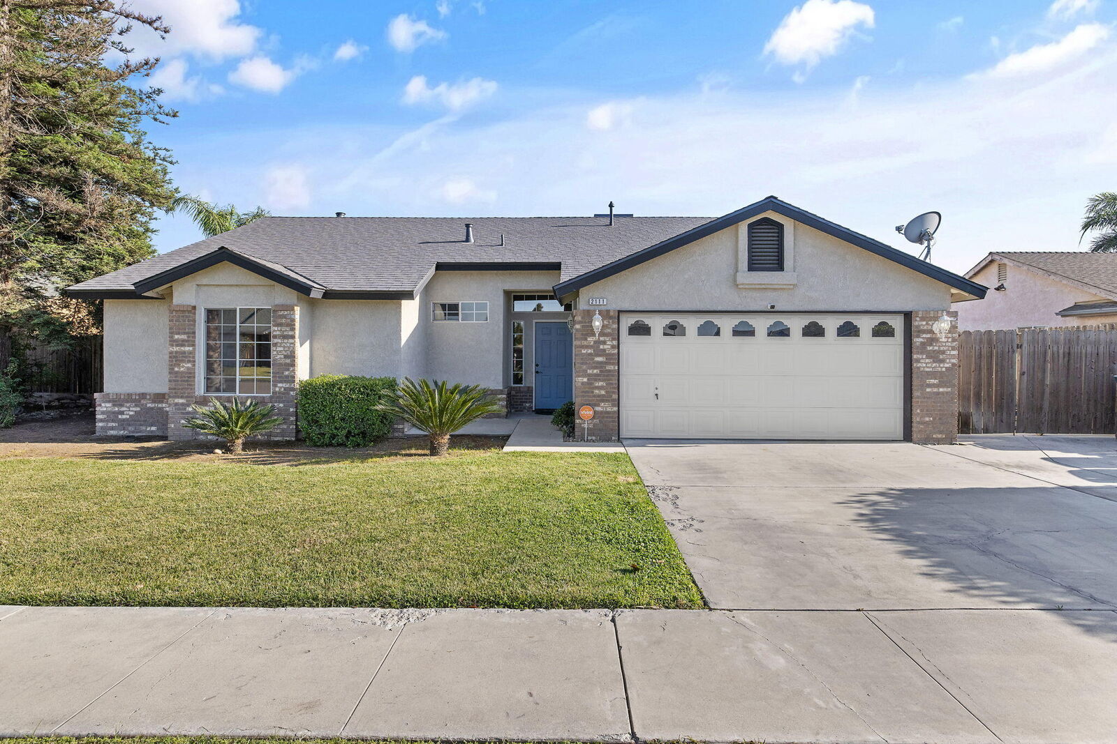Property Photo:  2111 W Merritt Avenue  CA 93274 