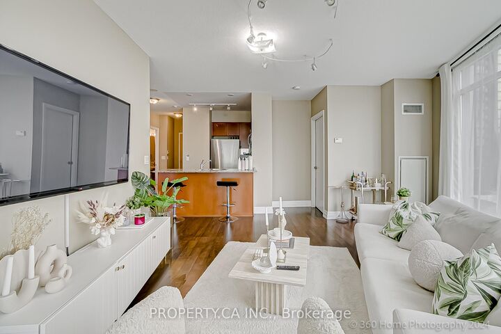 Property Photo: 8 Scollard Street 702 ON M5R 1M2