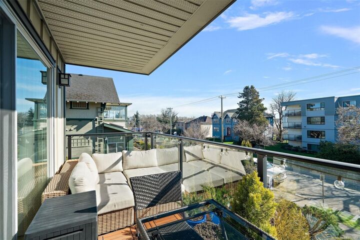 Property Photo:  1024 Fairfield Rd 301  BC V8V 3A7 