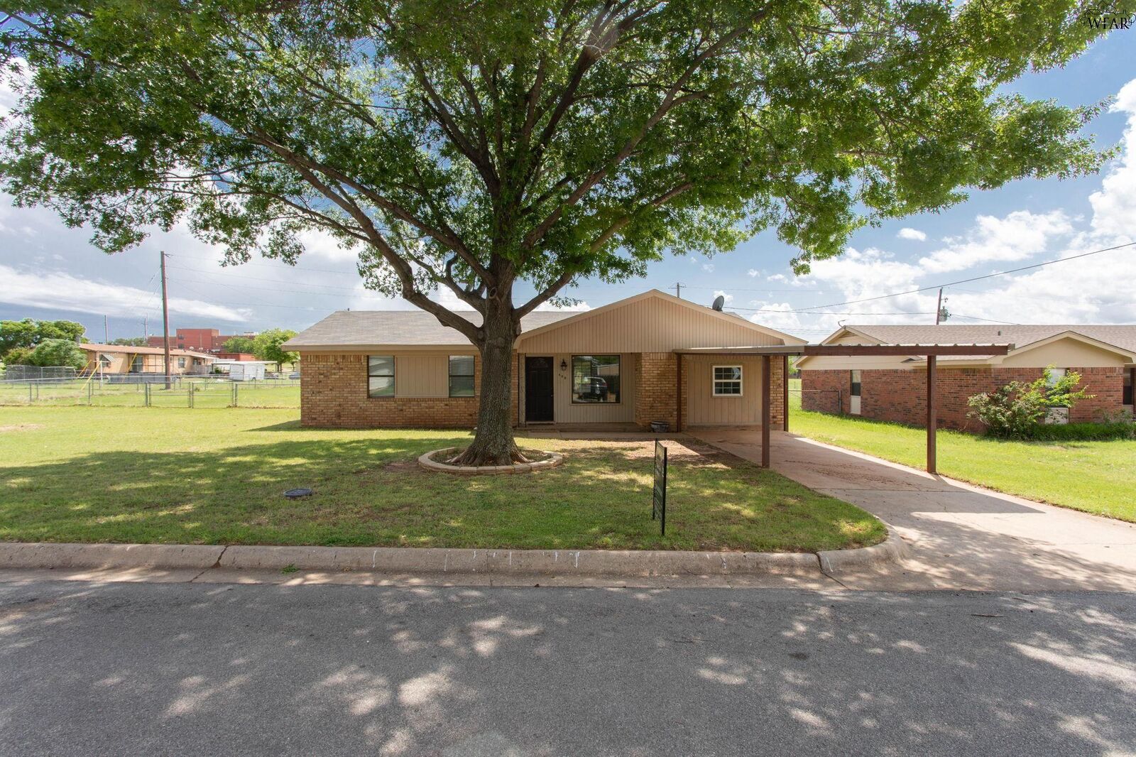 Property Photo:  406 W Mesquite Street  TX 76351 