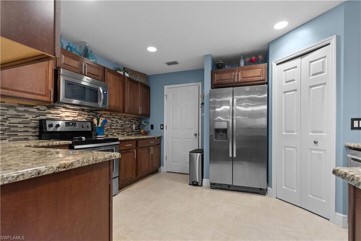 Property Photo:  611 Cleveland Ave  FL 33972 