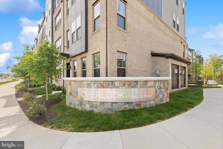 Property Photo:  2437 Silver Line Aly 69A  VA 20171 