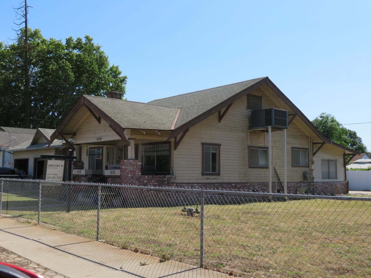 Property Photo: 454 N 3rd Avenue CA 95361