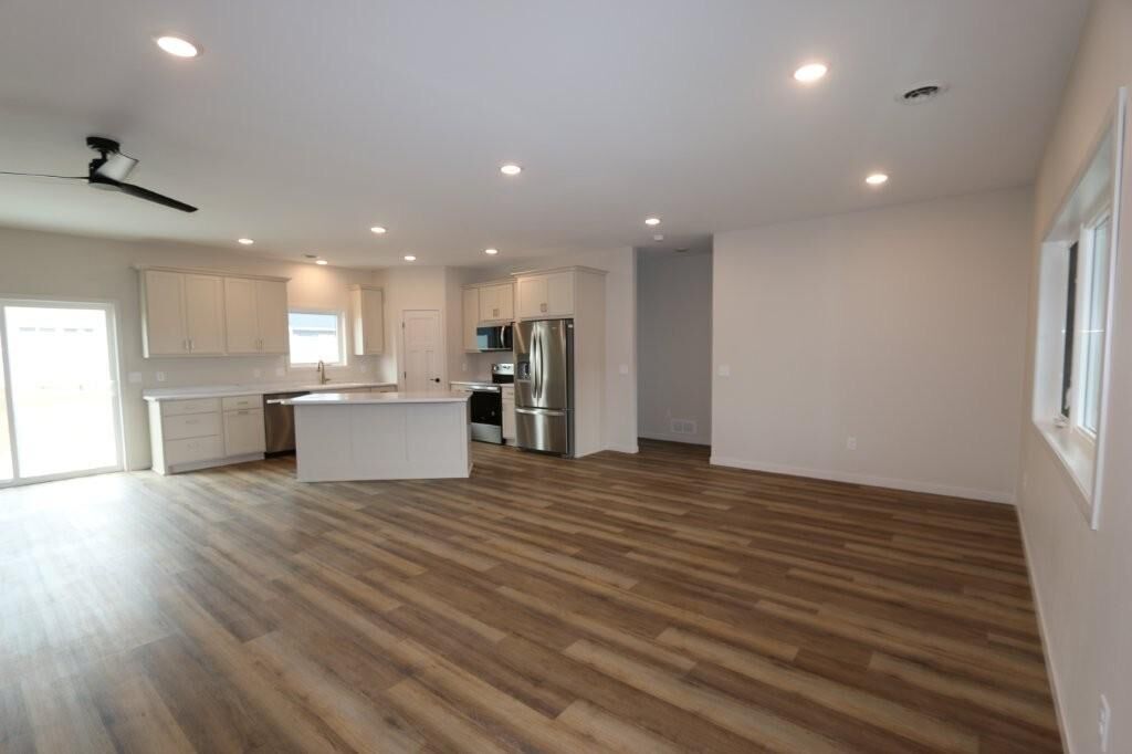 Property Photo:  1005 8th Avenue NE  MN 56573 