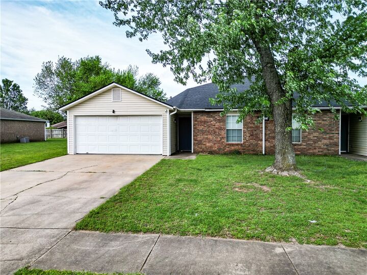 Property Photo:  1665 Boxley Avenue  AR 72704 