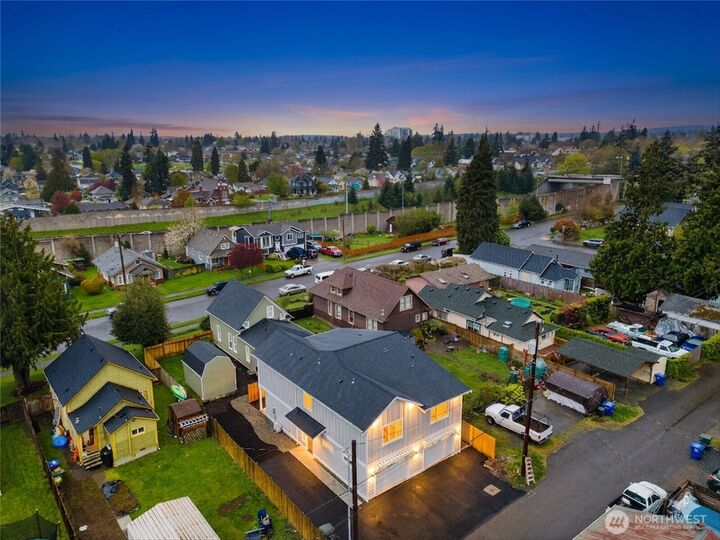 Property Photo:  2417  Harrison Avenue C  WA 98201 
