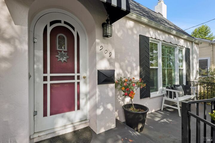 Property Photo:  909 Slater Street  CA 95404 