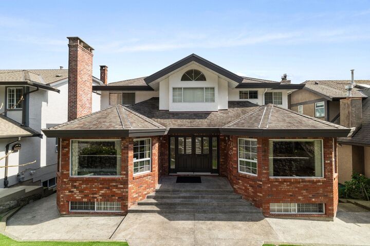 547 Tempe Crescent — photo 1