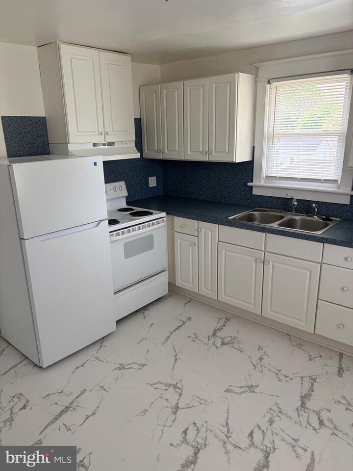 Property Photo:  1001 New Pear Street Apt 2  NJ 08360 