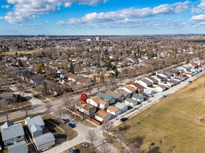 Property Photo: 436 Novavista Drive MB R2N 3V9