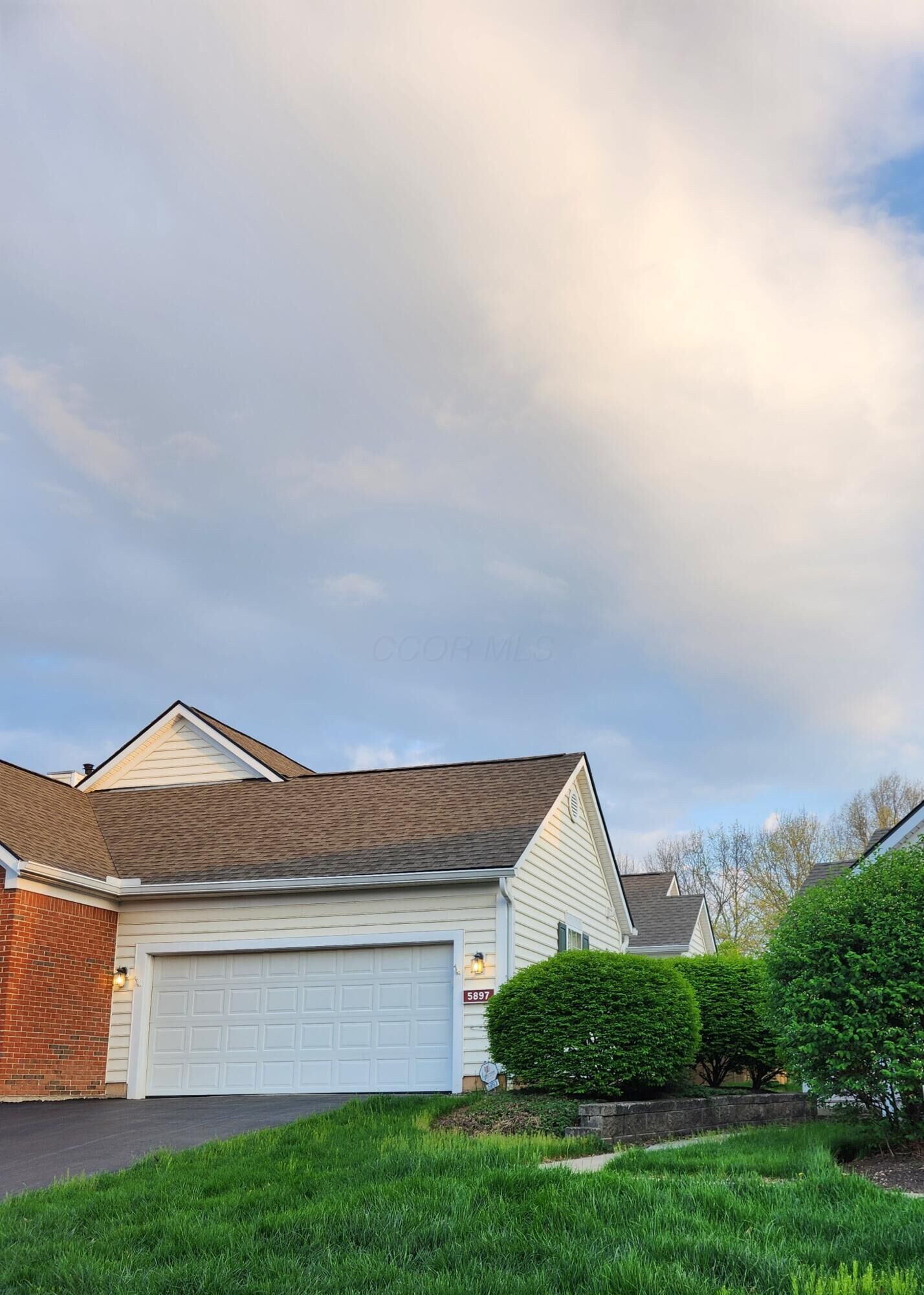 Property Photo:  5897 Oak Path Lane  OH 43213 