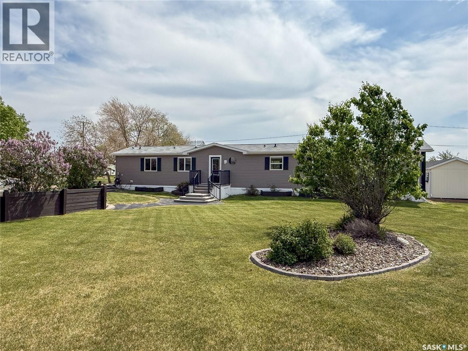 Property Photo:  306 2nd Avenue W  SK S0N 0A7 