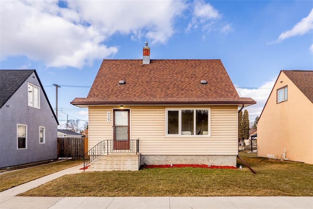 Property Photo:  939 McCalman Avenue  MB R2L 1H2 