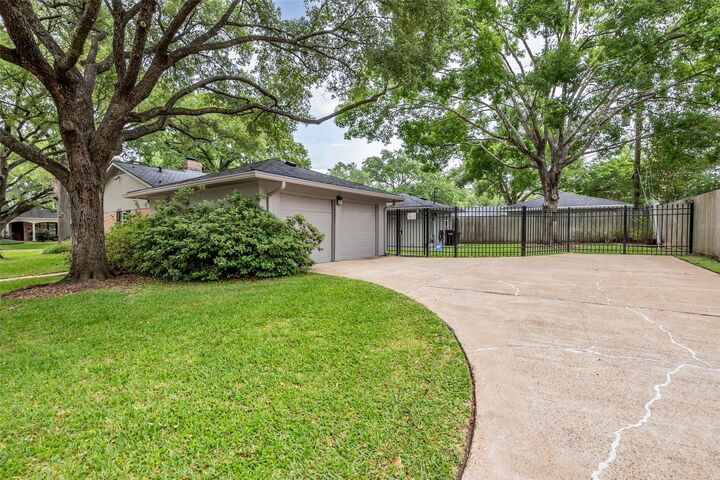 Property Photo: 10051 Meadow Lake Lane TX 77042