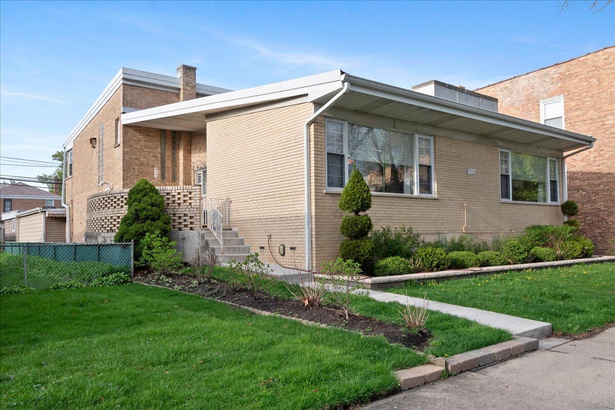 Property Photo:  2732 W Estes Avenue  IL 60645 