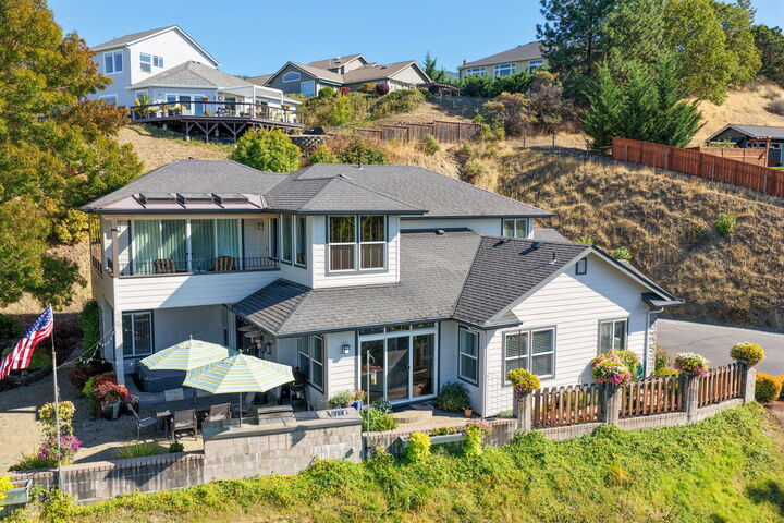 Property Photo:  2315 Robertson Crest  OR 97527 