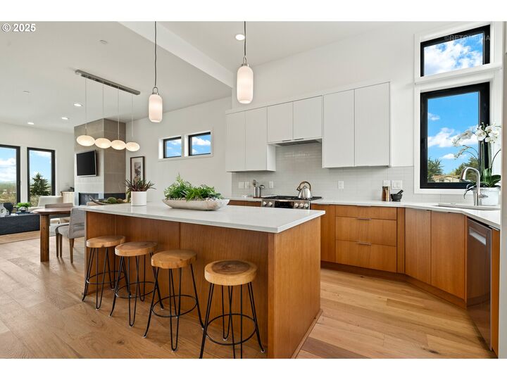 Property Photo:  2401 E 6th St  WA 98661 