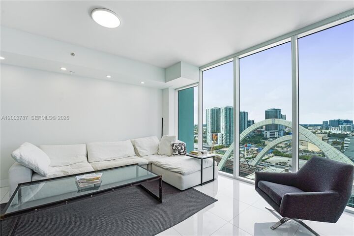 Property Photo:  1040 Biscayne Blvd 1905  FL 33132 
