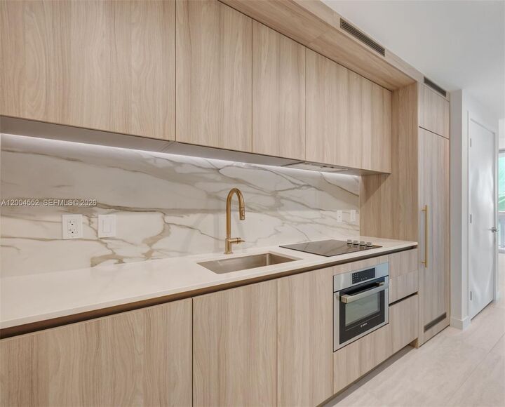 Property Photo:  77 SE 5th St 3205  FL 33131 