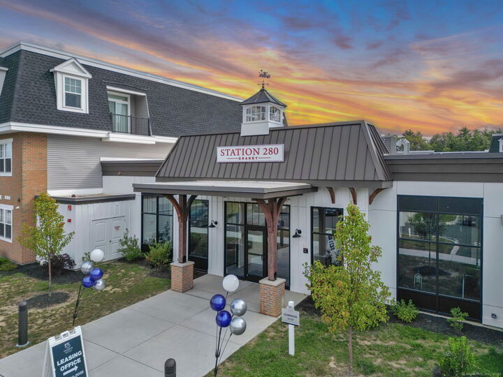 Property Photo:  280 Salmon Brook Street 7307  CT 06035 