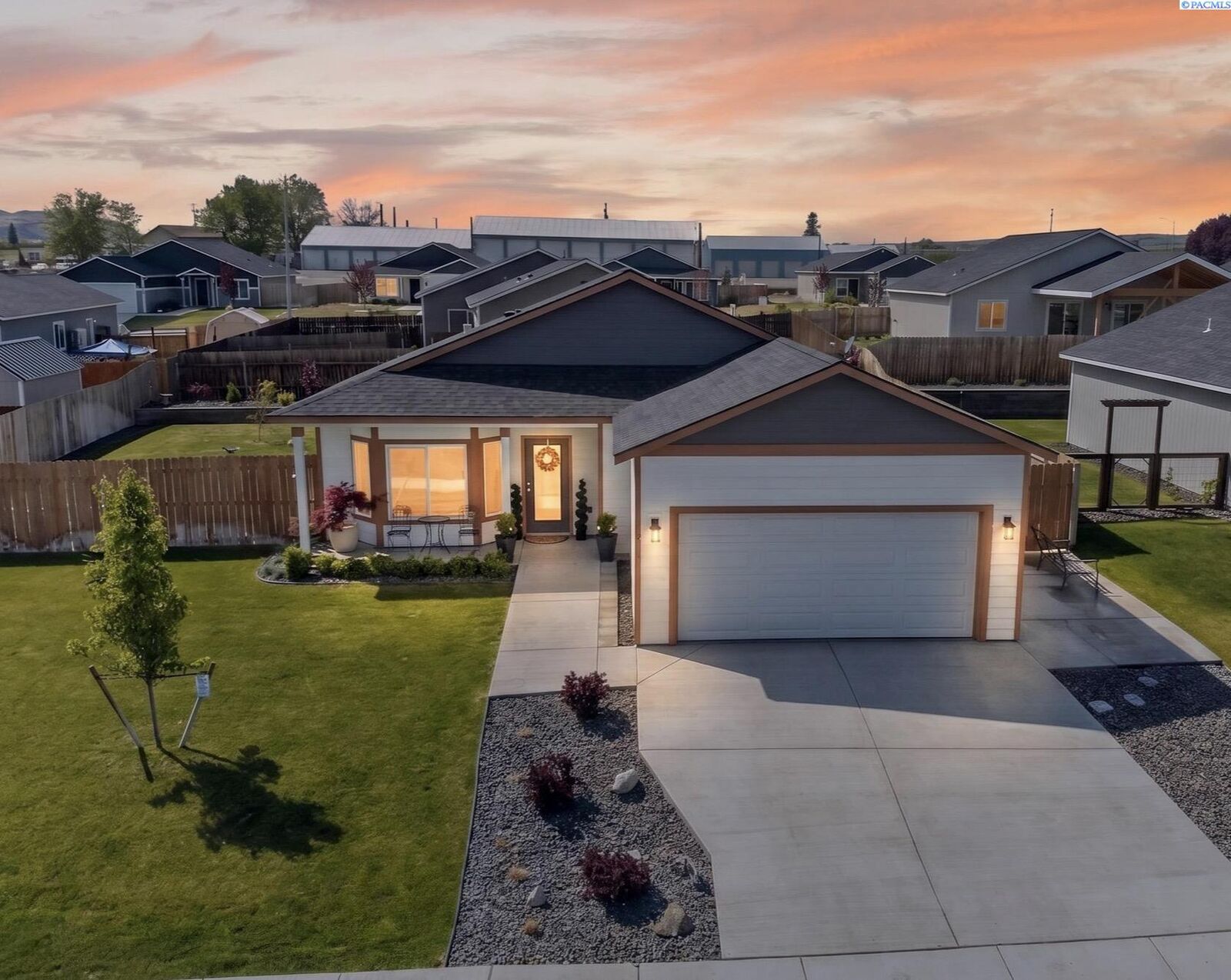 Property Photo:  1508 12th St  WA 99320 
