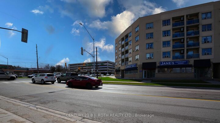 Property Photo:  160 Wellington Street E 411  ON L4G 1J3 