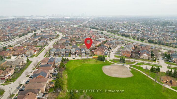 Property Photo: 812 Knotty Pine Grove ON L5W 1K5