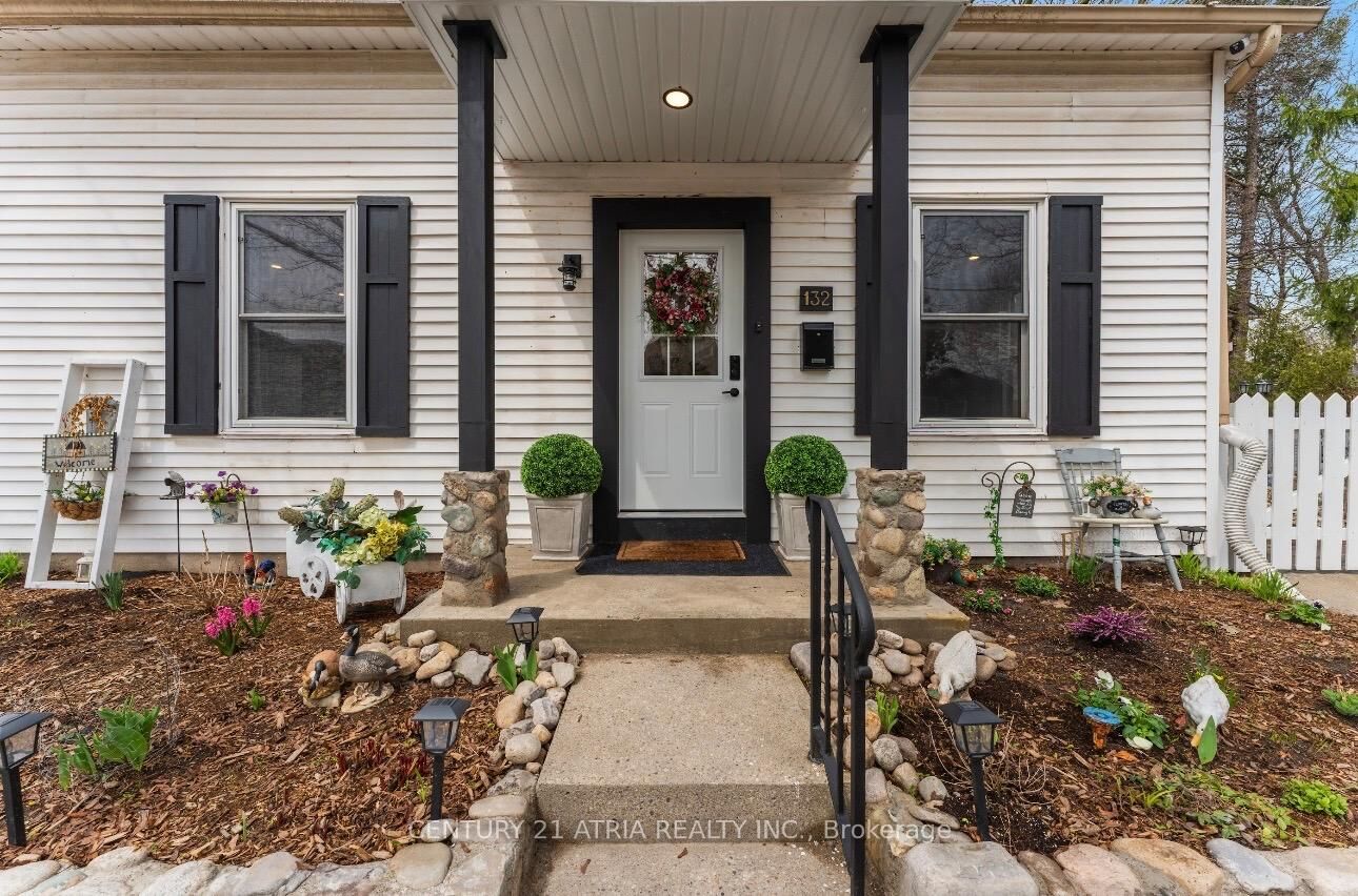 Property Photo:  132 Waterloo Street N  ON N3H 1M8 