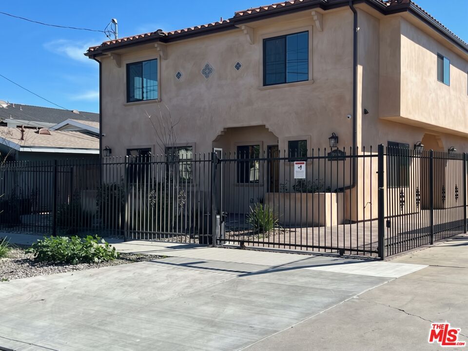 Property Photo:  334 Stepney St  CA 90302 