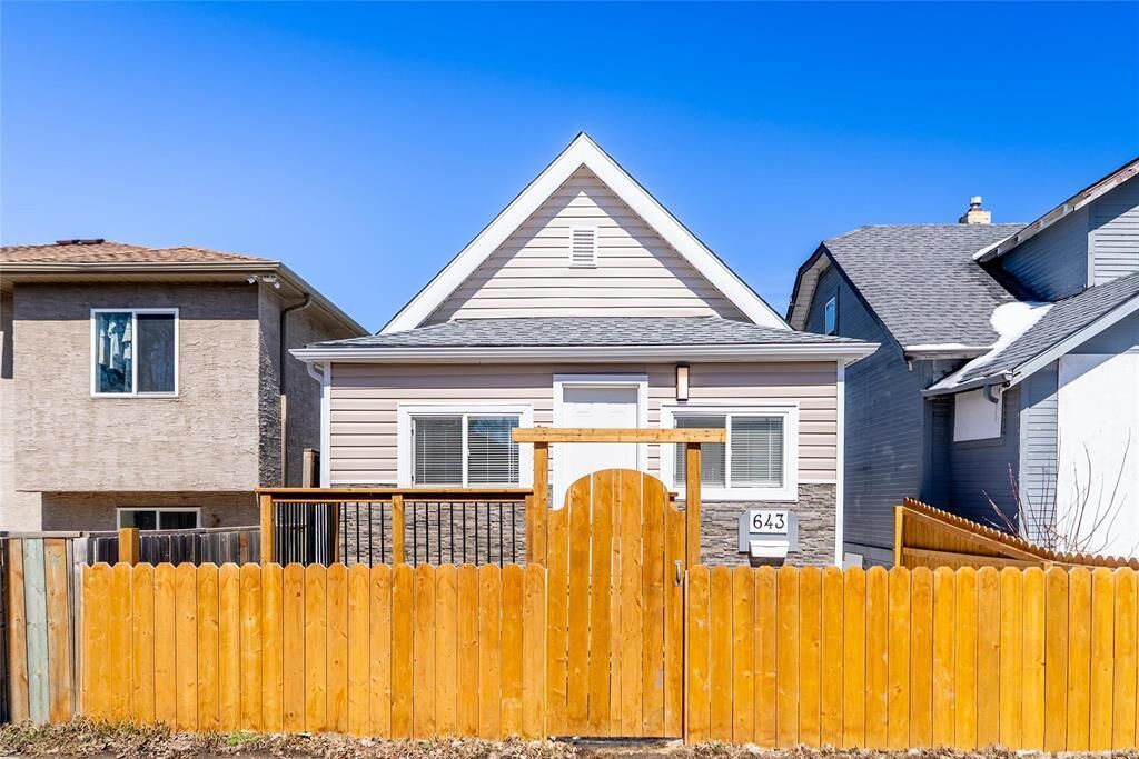 Property Photo:  643 Dufferin Avenue  MB R2W 2Z1 