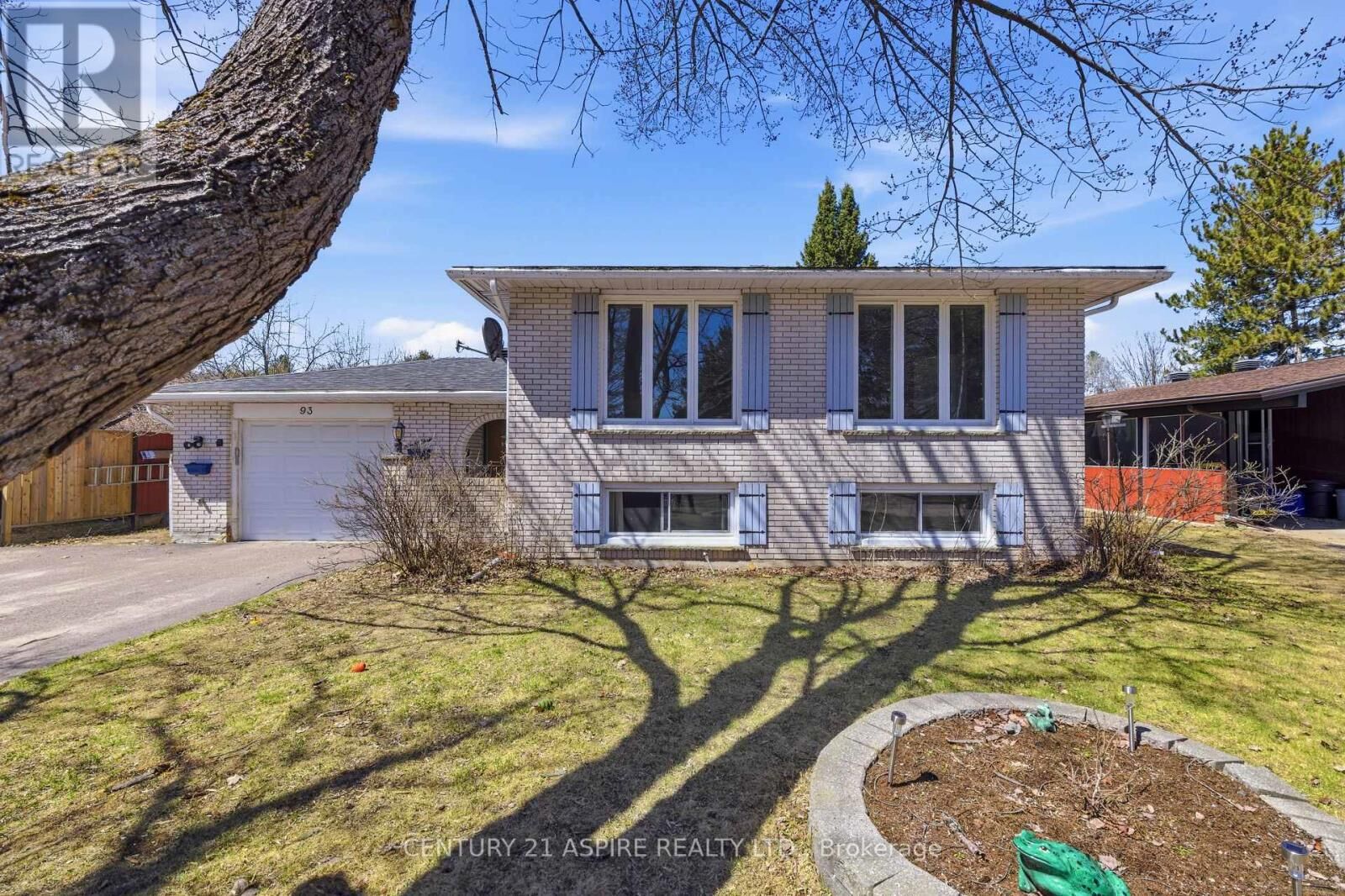 Property Photo:  93 Frontenac Crescent  ON K0J 1P0 