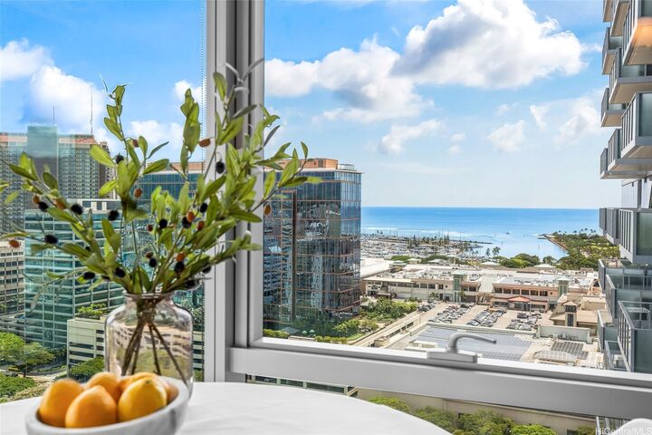 Property Photo:  629 Keeaumoku Street 2211  HI 96814 