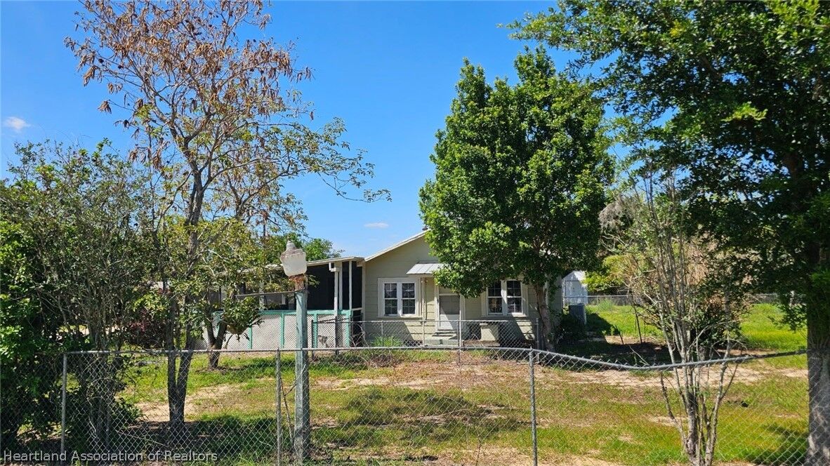 Property Photo: 1127 E Winthrop Street FL 33825