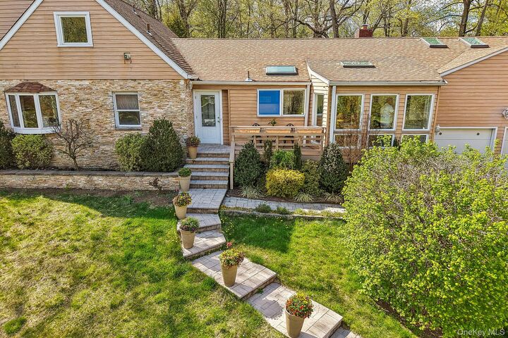 Property Photo:  130 Wood Hollow Lane  NY 10804 