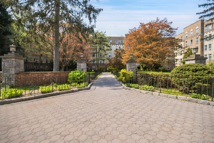 Property Photo:  472 Gramatan Avenue Bldg 4 Unit 2U  NY 10552 