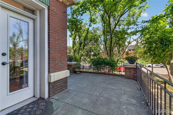 Property Photo:  5572 Waterman Boulevard 1W  MO 63112 