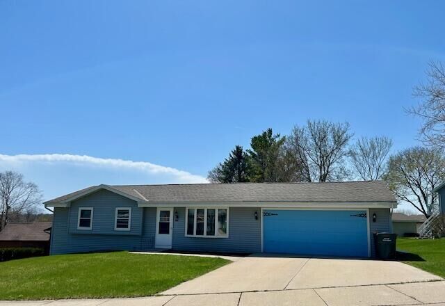 Property Photo:  908 Kings Ridge Ct E Ct  WI 53090 