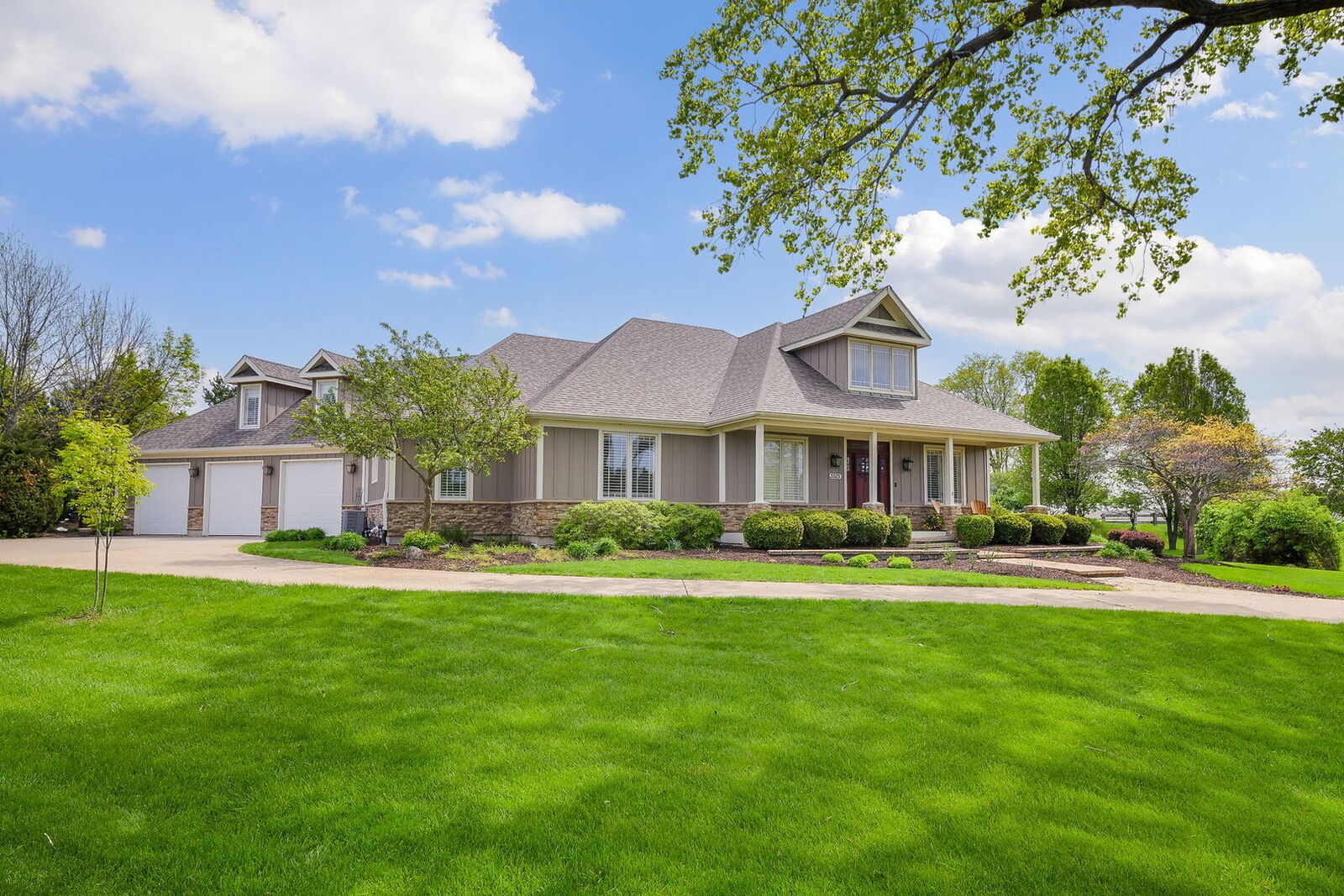 Property Photo:  5525 Bluestem Court  IL 60543 