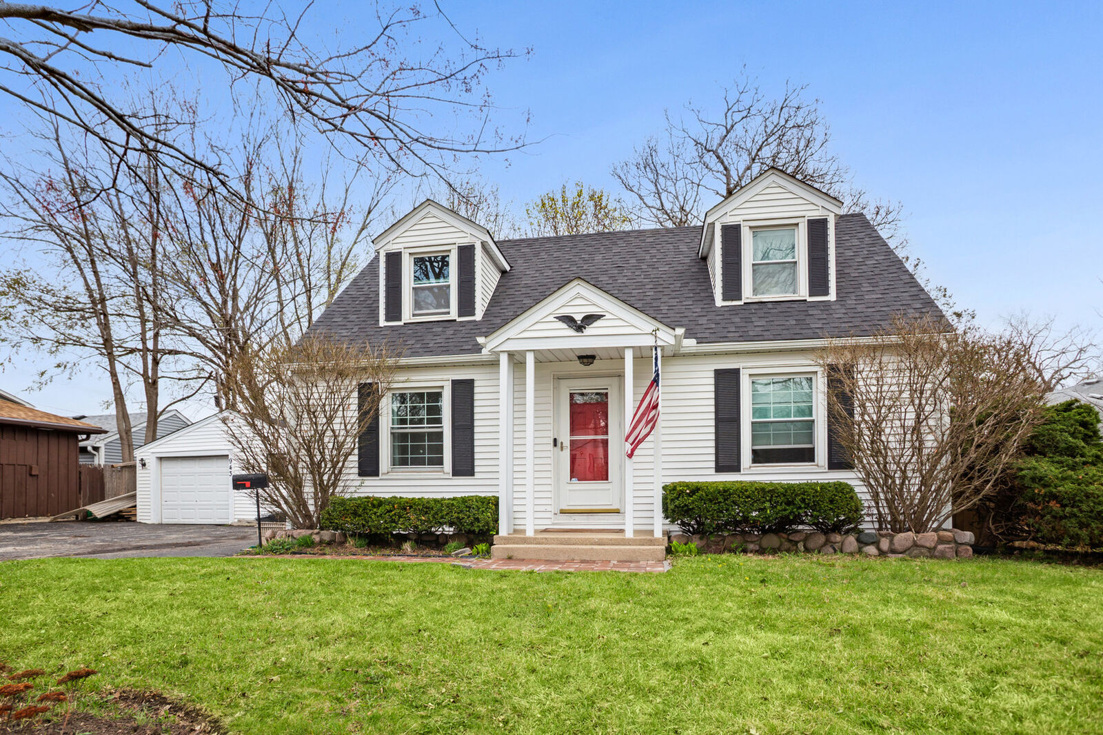 Property Photo:  943 Lilac Lane  IL 60035 