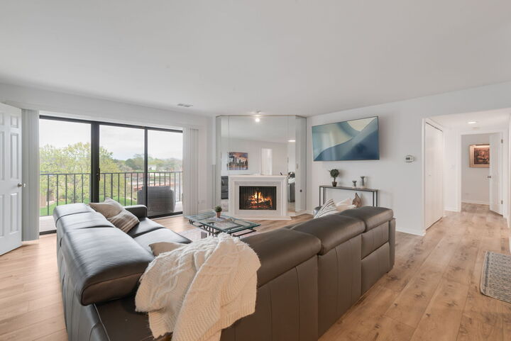 Property Photo:  2 The Court Of Harborside Court 303  IL 60062 