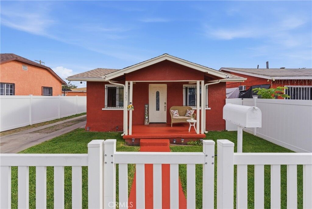 Property Photo:  723 E 110th  CA 90059 