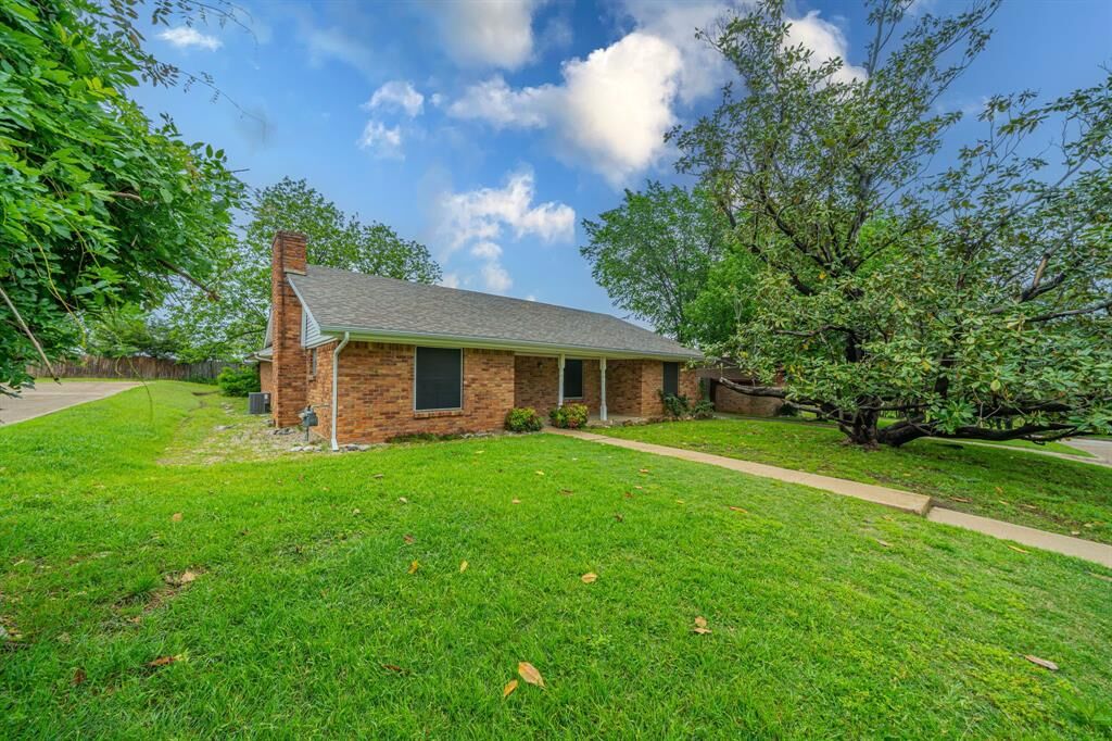 Property Photo:  806 E Coral Way  TX 75051 