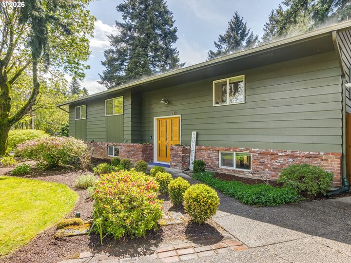 Property Photo: 2414 SE Bella Vista Rd WA 98683